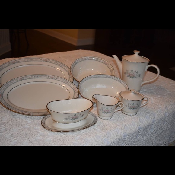 Lenox Fine China 14 place settings plus serving pieces - Picture 2 of 13